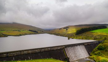 Cray Reservoir, Wales, United Kingdom. Photo by M.S. Meeuwesen on Unsplash